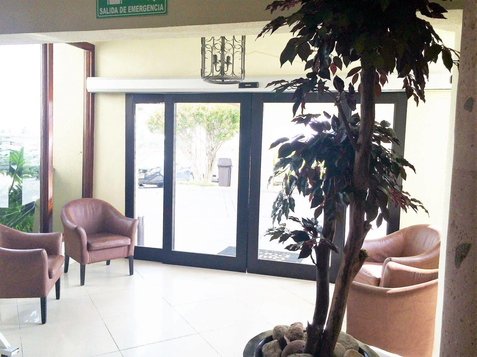 Quinta Dorada Hotel & Suites Saltillo Exterior foto