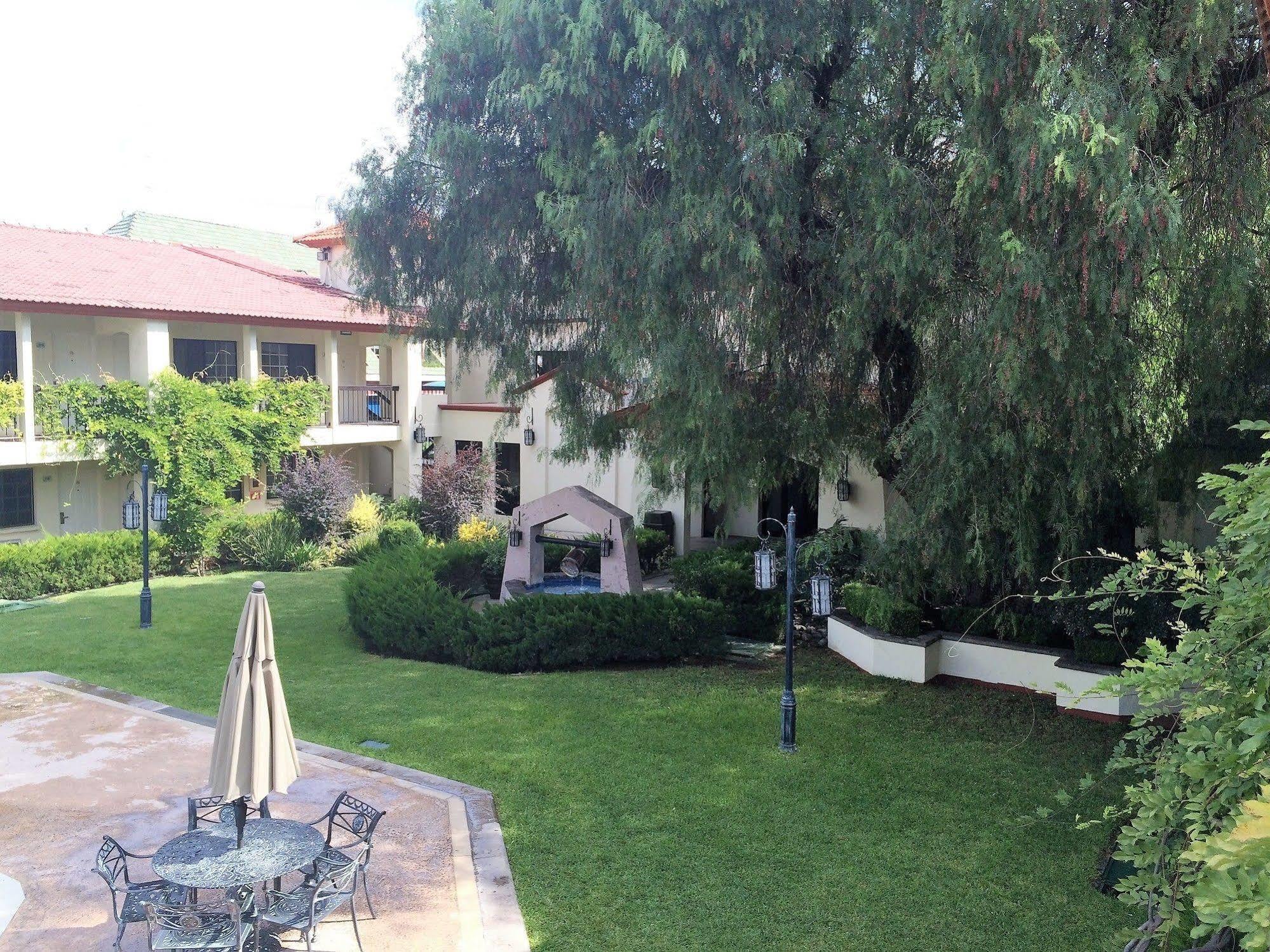Quinta Dorada Hotel & Suites Saltillo Exterior foto
